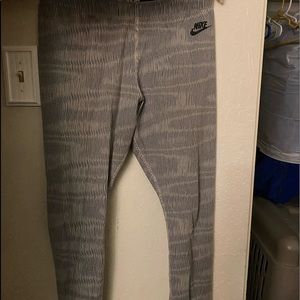 Blck and white nike leggings